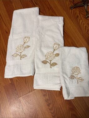 Consuela White Bath Towel Set with Gold Rose Embroidery